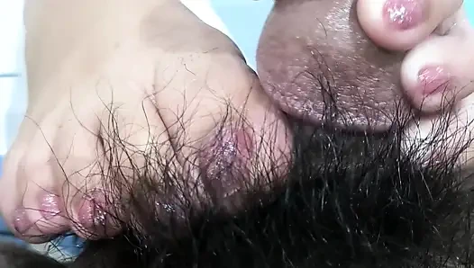Dia menyuruh acoletteyyy untuk berhenti tapi dia menggoda maninya dengan kaki besarnya yang imut
