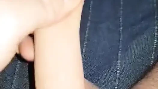 Kanepede yatıyor ve beni mastürbasyon yapıyor o kadar iyi ki başkasının yarağıyla iyi bir oyun hayal ediyorsun