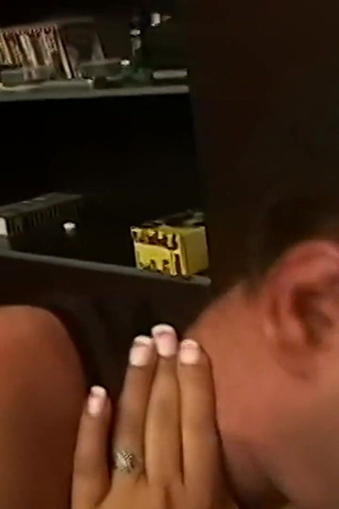 性感调教女郎的四只手大战一个愚蠢的男孩