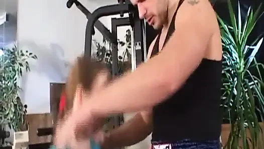 Büyük memeli sarışın Alman orta yaşlı seksi kadın retro sahnede anal sikiliyor