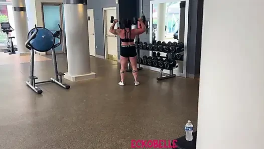 Eckobelle geht mit cj aus dem fitnessstudio nach hause