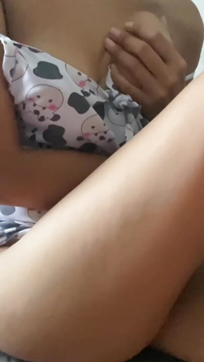Wróciła do domu z wyprostowaną sutkami, pieści mnie! Prawdziwe domowe wideo