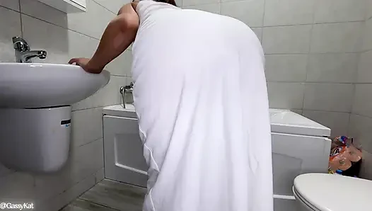 Musibah kentut cewek kulit putih di kamar mandi