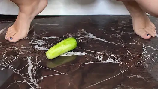 Fick meine muschi und mein arschloch mit gurke, leck und squirte überall