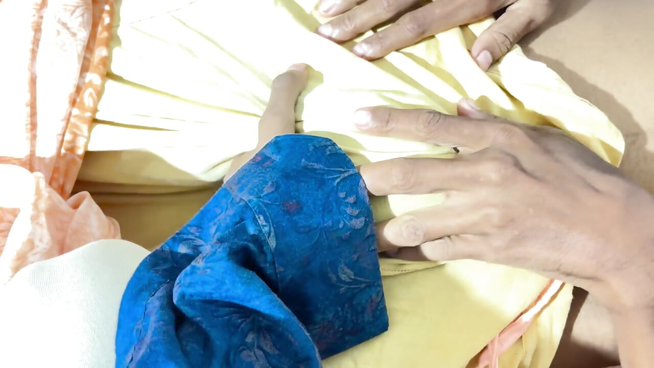 Ladyboy thailandez cu pulă mare dominatoare îi acoperă fața cu spermă și fac schimb de spermă