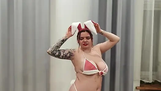 Kelinci berdada itu disetubuhi dengan keras di mulut dengan menjilati bola dan pelatuk di dalamnya.