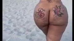 Ragazza ebano con grande culo che cammina nuda sulla spiaggia