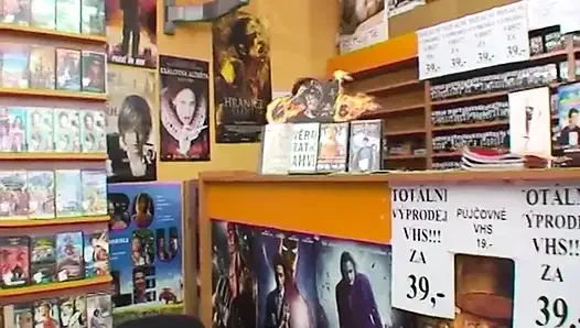 Cewek dewasa rambut pirang dientot di toko film