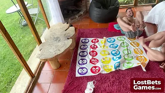 Striptiz Twister oyunu kazananı için sakso sürprizi