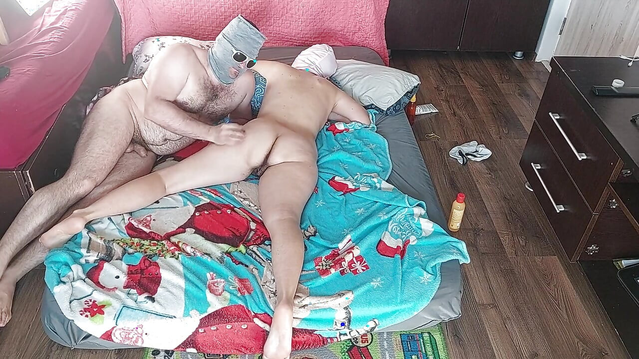 몸에 기름을 붓는 핫한 아마추어 커플의 관능적인 마사지.