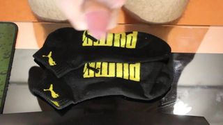 Éjaculation sur des chaussettes noires de puma