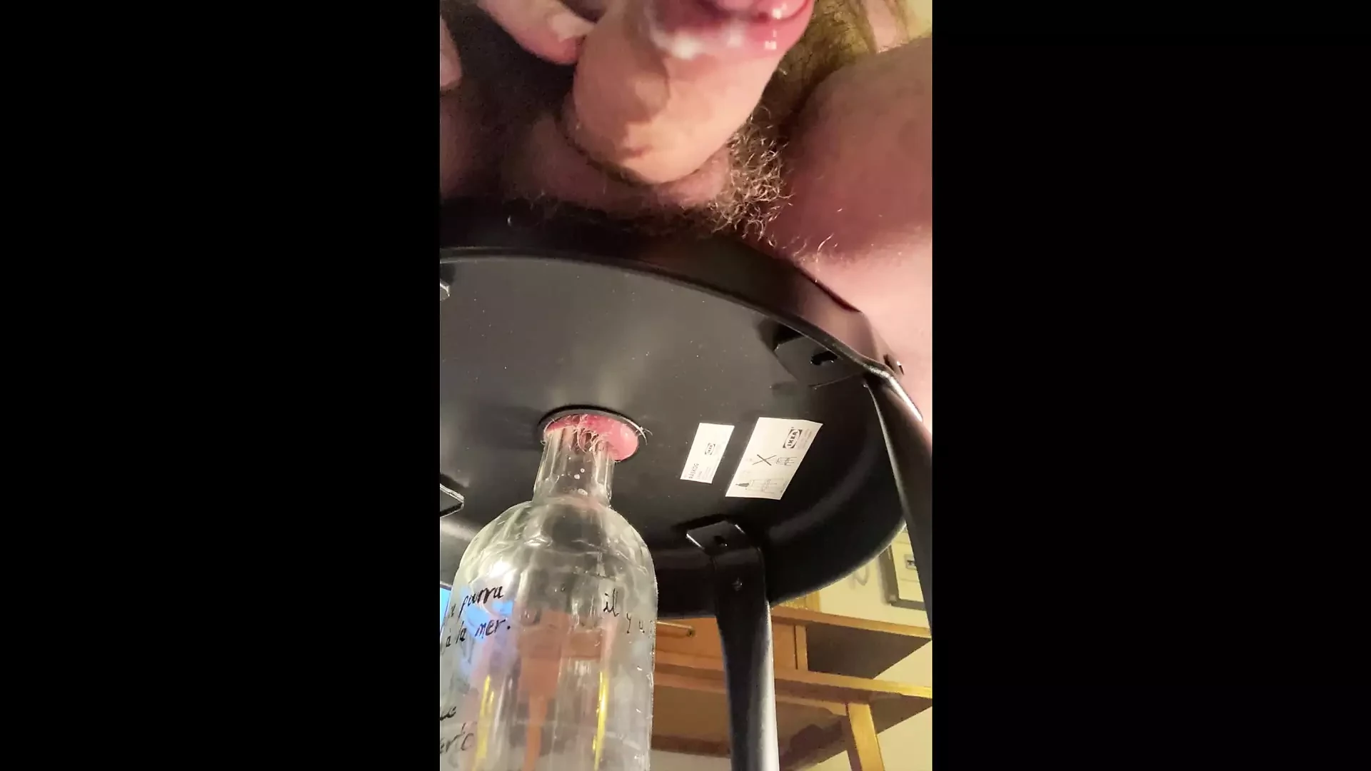 在我的菊花中插入瓶颈并射在你的脸上。