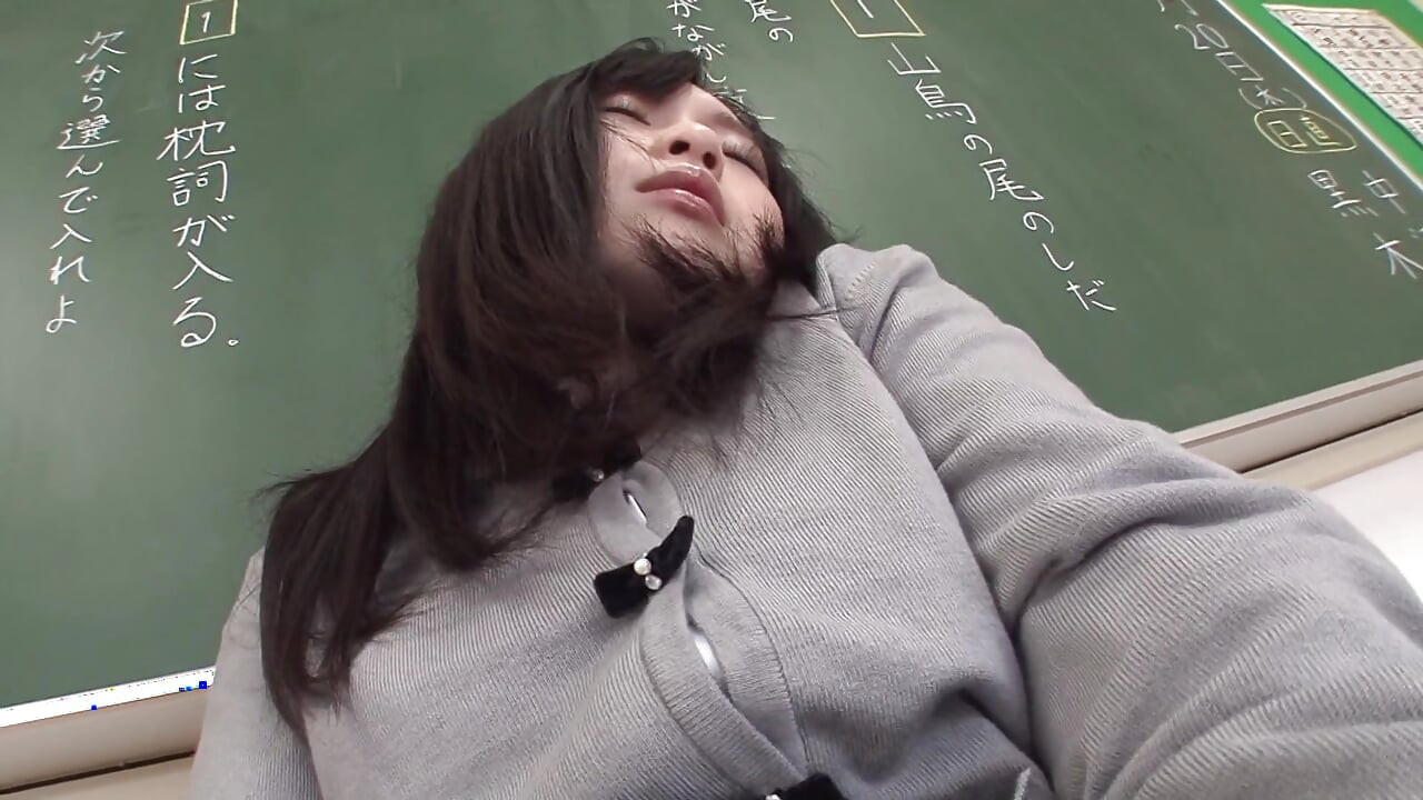 สาวสวยครางขณะที่เธอโดนเย็ดด้วยดิลโด้ แล้วก็ควยใหญ่