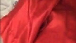 Beuauty em túnica vermelha nua