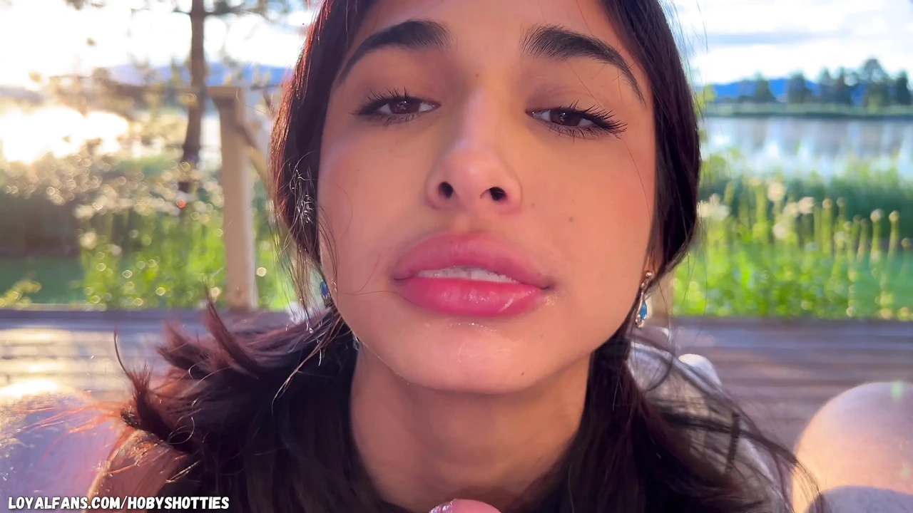 全天然美女在湖边吮吸男友的鸡巴并吞精