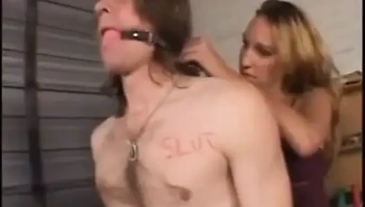 İtaatkar adam yaramaz sahibe tarafından göt deliğini siktiriyor