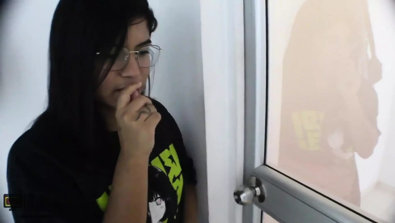 我看着我的继兄弟看色情片，我变得饥渴