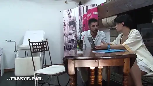 Die hübsche blonde MILF bekommt ihren arsch gestopft und am Gynäkologen geritten