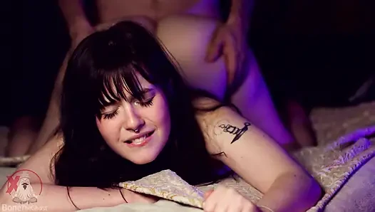 18-летняя большая задница, красивое лицо
