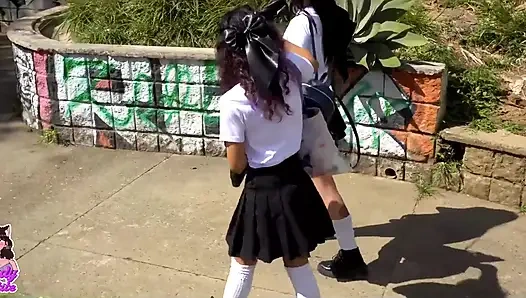 Мой мятежный друг заставляет меня сбежать из класса, и мы развлекаемся играть ножницы.