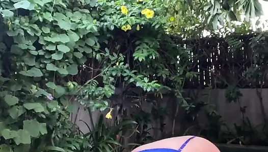 Kovboy kız kraliçesi Asyalı genç kız sert biniyor
