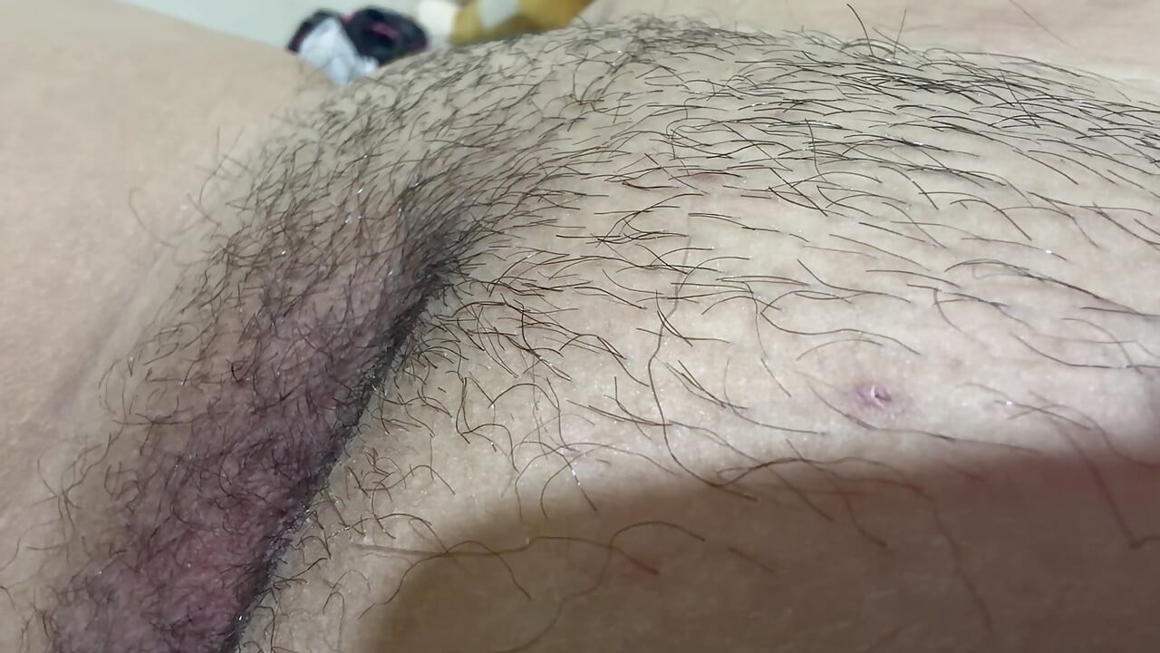 Sexy mom gives herself a very delicious finger in her huge hairy pussy