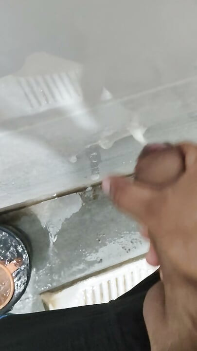 18 year old boy big lund masturbation in bathroom nude lund sperm