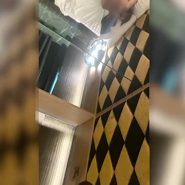 Moja dziewczyna poprosiła mnie, abym pokazał mężowi, jak dać mu dobry seks, a ona go nakręciła