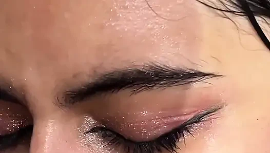 Я раздалбываю тугую киску шлюховатой горничной и забываю, что у меня есть жена / в конечном итоге кончаю на ее лицо