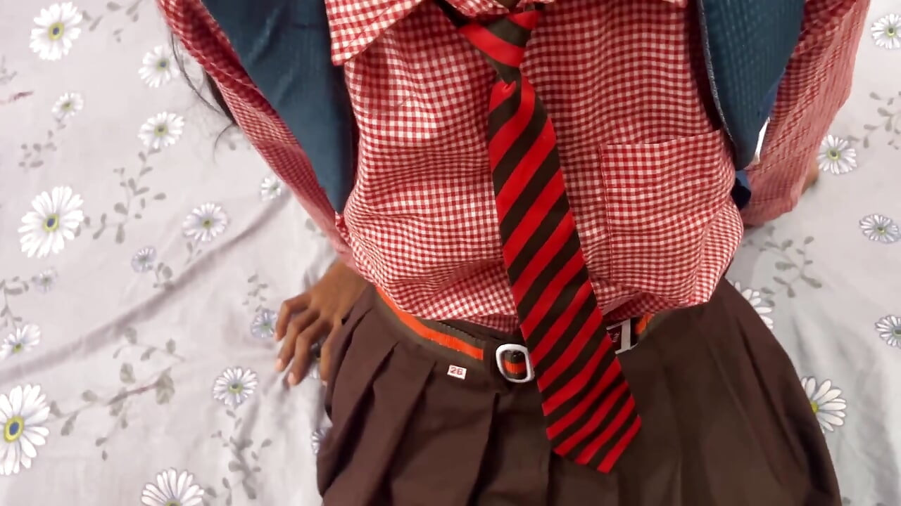Indiana nativa menina chupa seu pau grande e levanta as pernas e fode ela