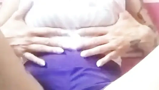 Freche stiefschwester masturbiert, wenn sie allein zu hause ist