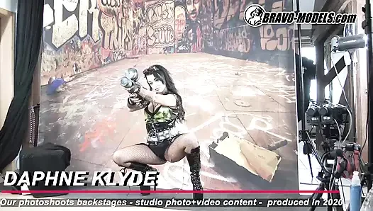 Фотосессия за кулисами, Daphne Klyde - Взрослый