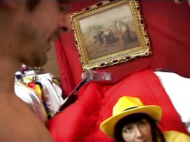 Suri rumah pada waktu siang dan si jalang sebenar pada waktu malam