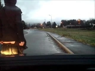 Crossdresser remove her skirt on the road