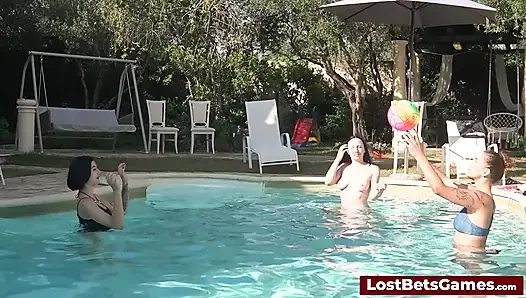 Striptiz voleybolu kaybedeni açık havada şehvetli bir meydan okumayla karşı karşıya