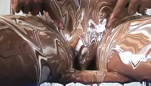 Une salope britannique mouillée et en désordre se fait recouvrir de chocolat