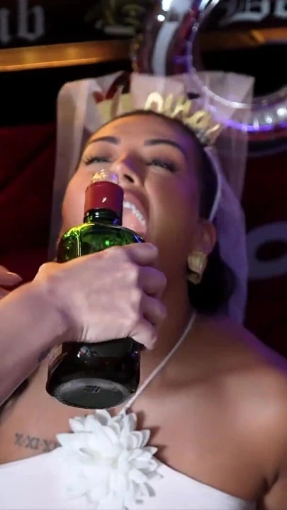 Martix婚礼第二章 - Mariana在她的单身派对上操一个脱衣舞娘 |剪辑 1