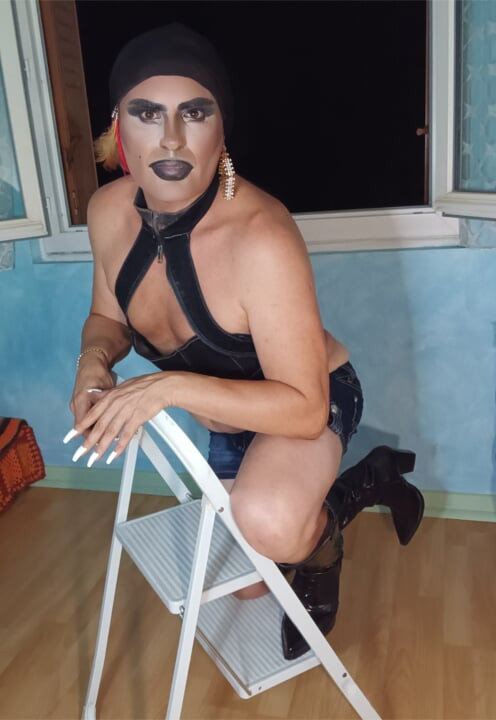 Sexy mature slut sissy gypsy exhibe herself on the window of building