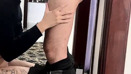 Kollegen hängen ab und haben sex auf dem Firmenflur.