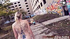 Loira alemã com peitos pequenos e tatuagens durante um encontro de sexo ao ar livre