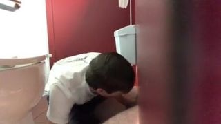 Twink daje blowjob