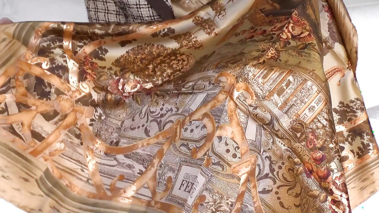 Cumshot Pada Syal Sutra Saya, Lady Victoria Valente