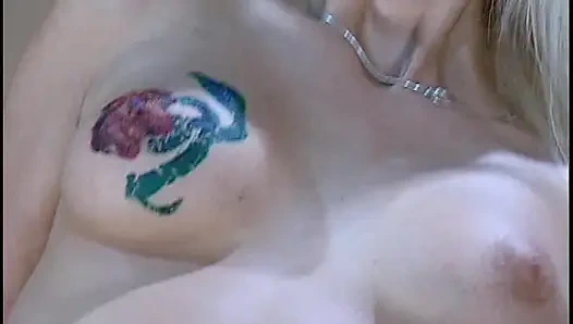 Блондинки-шлюшки лижут и сосут огромный жесткий член и трахаются