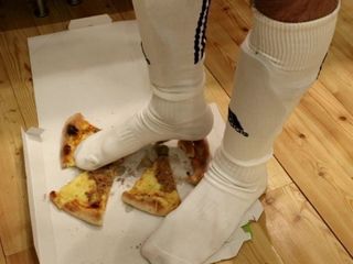 Divertirsi con pizza e calzini da calcio