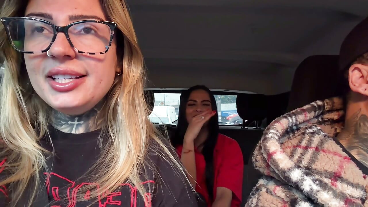 Brazilska benzinska djevojka pristala je biti porno glumica i pokazala svoje sise u autu u pokretu