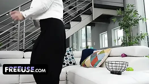 İri göğüslü orta yaşlı seksi kadın syren de mer ve chloe rose ateşli üçlü grup sekste yarağı paylaşıyor