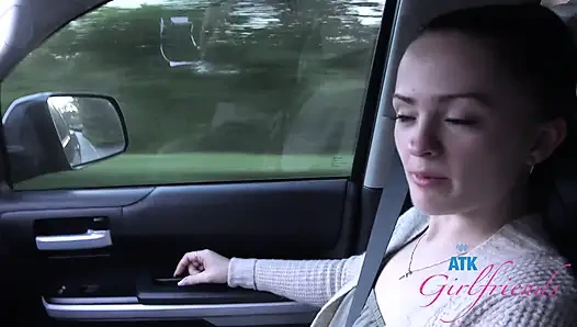 Вы продолжаете океанское путешествие с Имани, тогда она делает вам полную дрочку, дрочку ногами, и минет, заканчивающийся вами