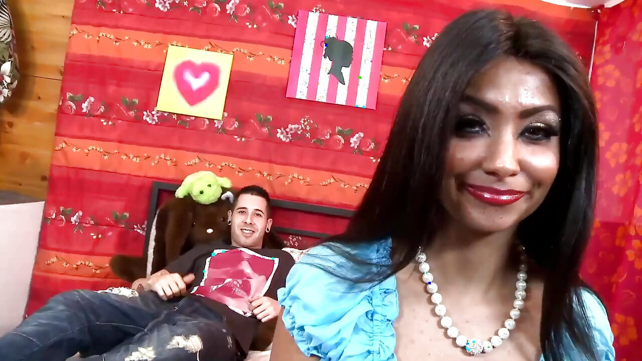 털이 무성한 보지에 정액을 뿌리다