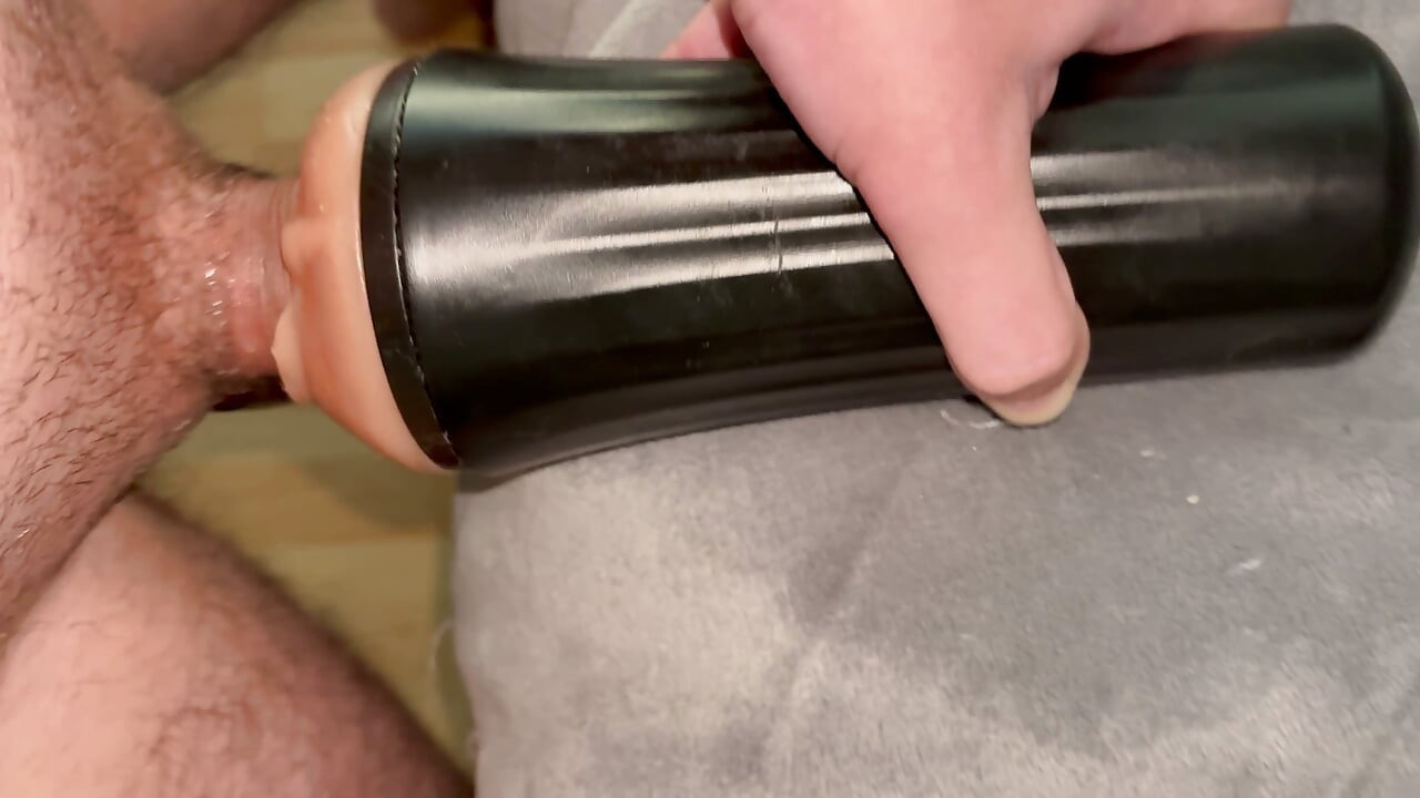 用玩具和蛋蛋拉伸器自慰