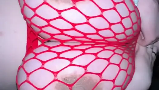 Schwangeres Mädchen mit riesigen Titten in rotem Mesh reitet auf dem Schwanz und wird dann doggystyle gefickt